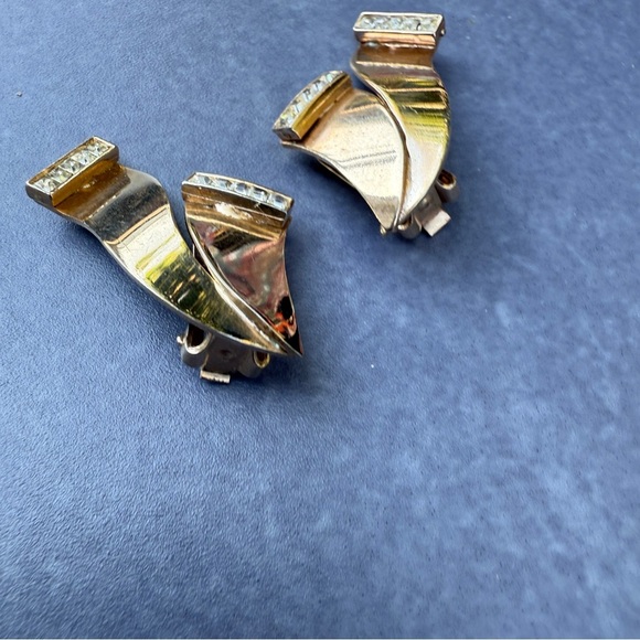 Vintage Gold Tone Abstract Clip On Earrings in Scroll Ribbon Design that Sparkle - Picture 15 of 17
